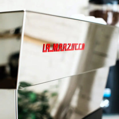 La Marzocco Linea Classic S AV 2GR – logo producenta na obudowie ekspresu, stal nierdzewna