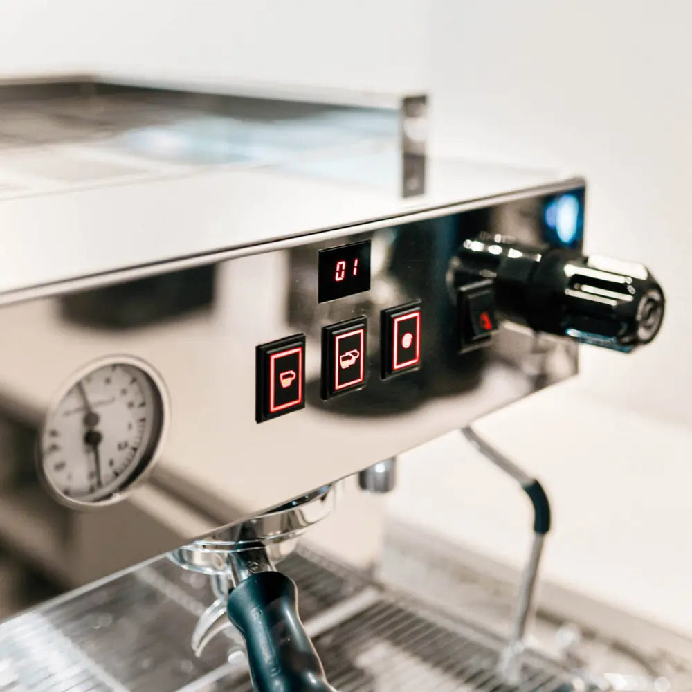 La Marzocco Linea Classic S AV 2GR – panel sterowania ekspresu, przyciski dozowania kawy