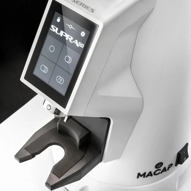 MACAP Supra 68G – dotykowy panel sterowania i uchwyt portafiltra w profesjonalnym młynku do kawy