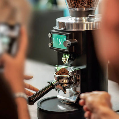 Dozowanie kawy espresso w młynku Mahlkönig E65S GBW – precyzyjne mielenie i ważenie kawy do portafiltra