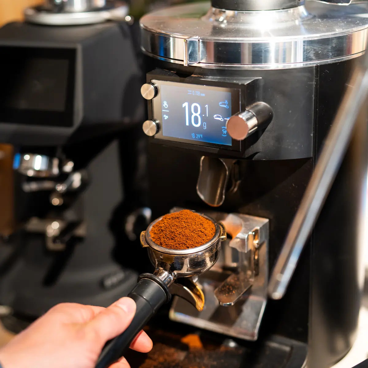 Mielenie kawy espresso w młynku Mahlkönig E65S GBW – portafilter z świeżo zmieloną kawą specialty