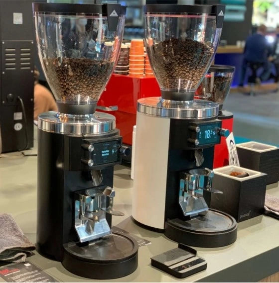 Dwa młynki Mahlkönig E65S GBW czarny i biały w kawiarni – profesjonalne młynki do espresso z wagą (gravimetric)