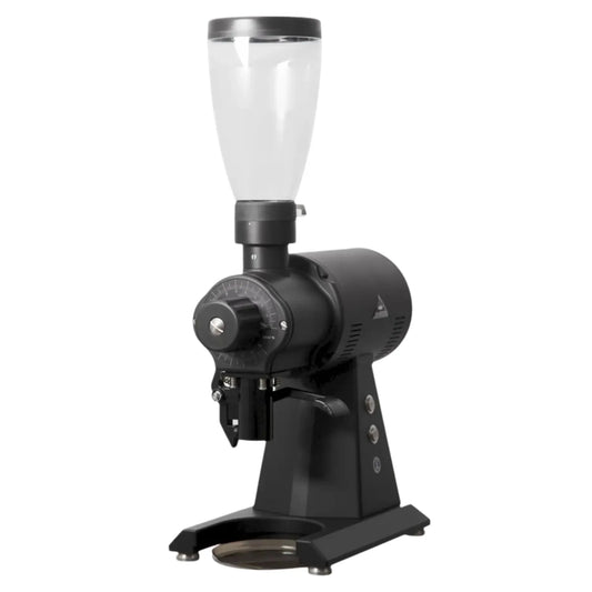 Czarny młynek do kawy Mahlkönig EK43 – profesjonalny młynek do kawy specialty na białym tle