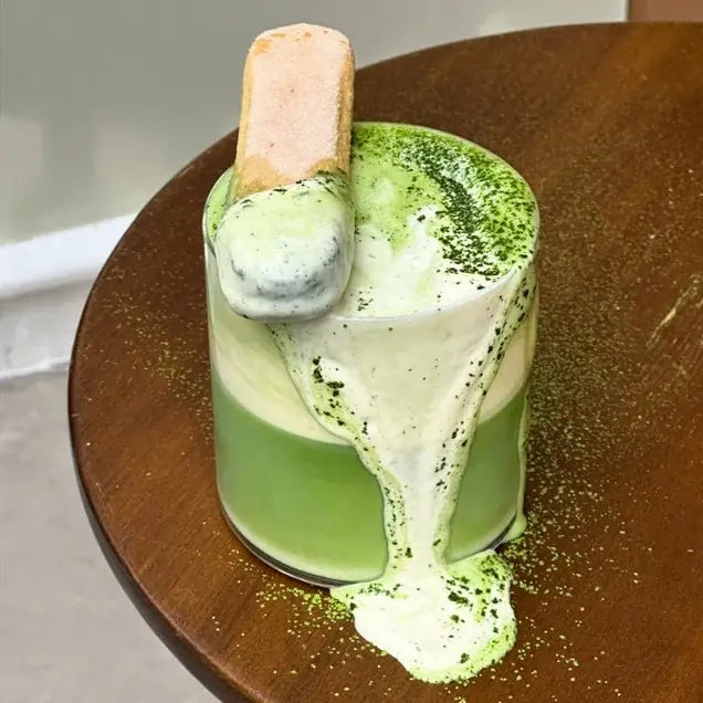 matcha latte deser z pianką i biszkoptem – kremowa matcha z mlekiem, efektowny napój premium w stylu cafe