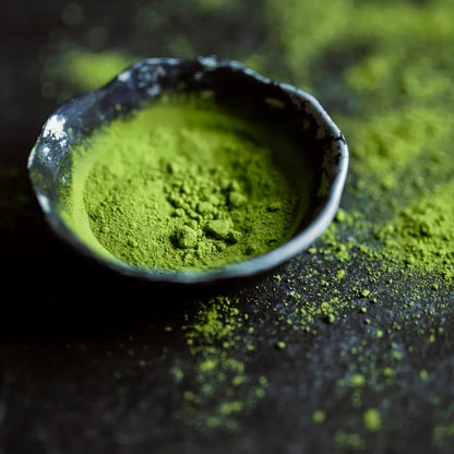 Organiczna japońska herbata matcha w proszku w czarnej ceramicznej miseczce – intensywnie zielony kolor i najwyższa jakość MOYA Matcha