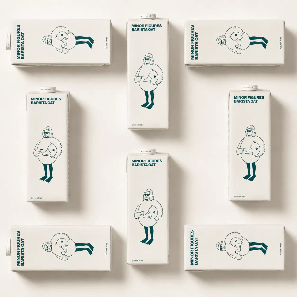 Flat lay przedstawiający opakowania Minor Figures Barista Oat Gluten Free 1L na jasnym tle – bezglutenowy napój owsiany do kawy specialty