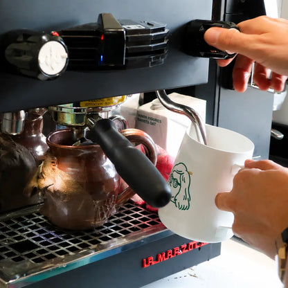 Barista spienia Minor Figures Barista Oat przy ekspresie La Marzocco – napój owsiany stworzony do kaw specialty, latte art i napojów mlecznych