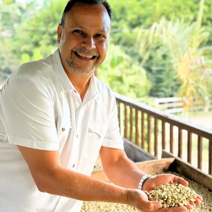 producent kawy z Nikaragui trzymający zielone ziarna kawy Las Morenitas na patio suszarniczym