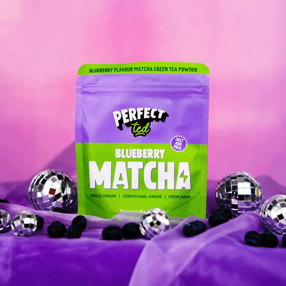 PerfectTed Blueberry Matcha 75g – matcha o smaku borówkowym, ceremonialna jakość, produkt lifestyle z dekoracją disco i owocami