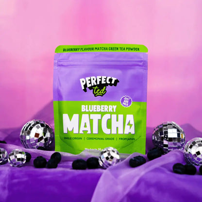 PerfectTed Blueberry Matcha 75g – matcha o smaku borówkowym, ceremonialna jakość, produkt lifestyle z dekoracją disco i owocami