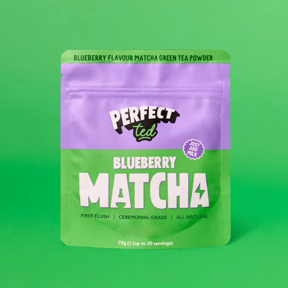 PerfectTed blueberry matcha 75g – matcha green tea powder blueberry flavour, ceremonial grade, opakowanie produktu na zielonym tle