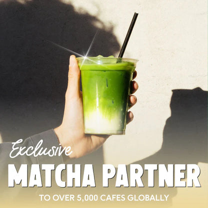 matcha latte w kubku na wynos – zielona herbata matcha z mlekiem, napój premium w stylu cafe, PerfectTed