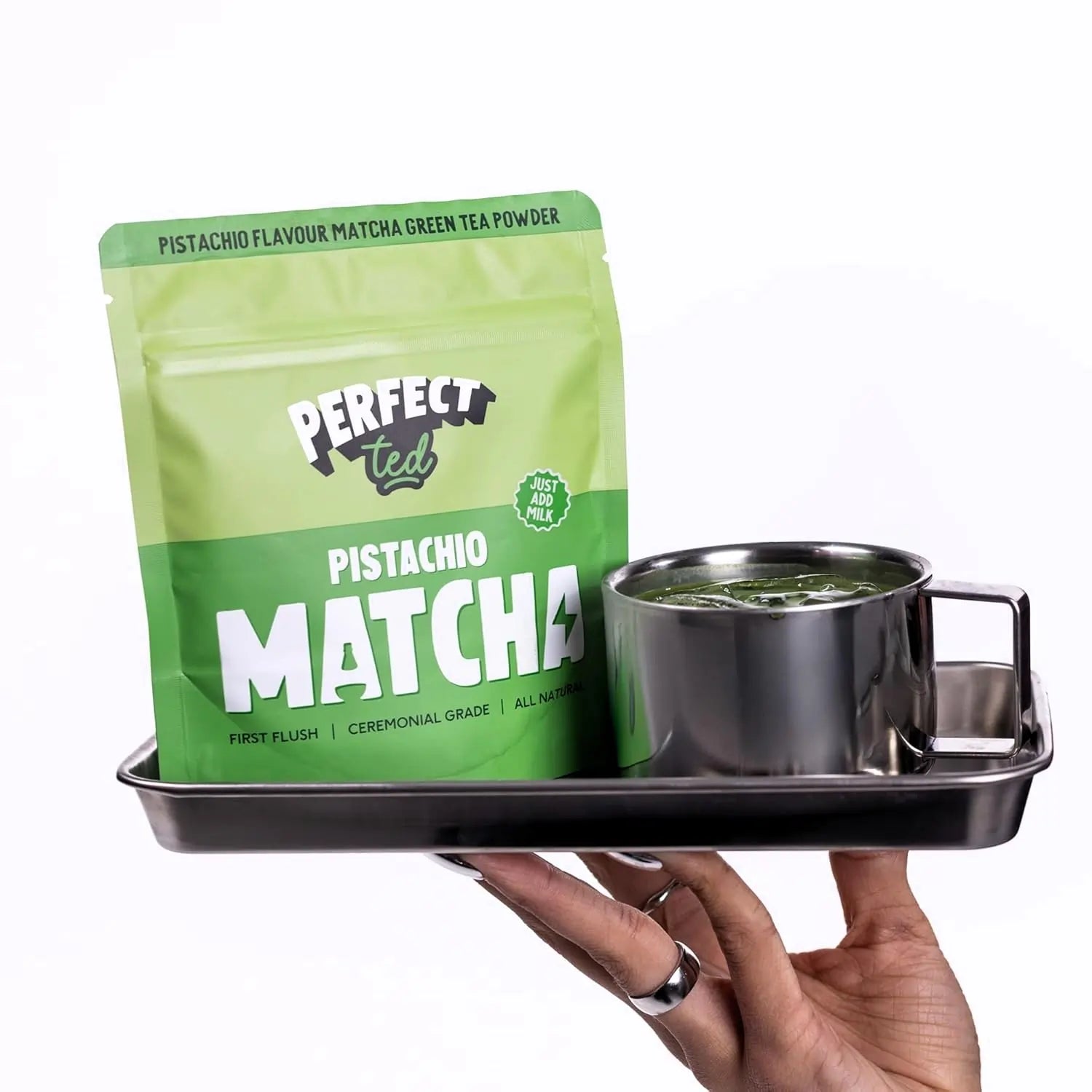 PerfectTed pistachio matcha 75g – matcha z mlekiem w kubku, serwowana na tacy, napój premium w stylu cafe