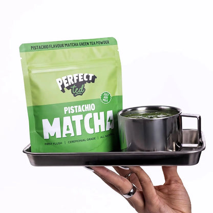 PerfectTed pistachio matcha 75g – matcha z mlekiem w kubku, serwowana na tacy, napój premium w stylu cafe