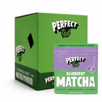 PerfectTed Blueberry Matcha 75 g – ceremonialna matcha o smaku jagodowym, opakowanie detaliczne i karton zbiorczy B2B na białym tle