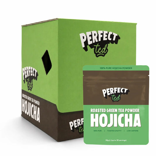 PerfectTed Hojicha 30 g – prażona zielona herbata w proszku, opakowanie detaliczne i karton zbiorczy B2B na białym tle