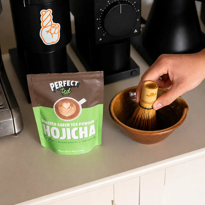 Przygotowanie PerfectTed Hojicha – prażona zielona herbata hojicha ubijana bambusową miotełką chasen w tradycyjnej miseczce