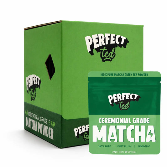 PerfectTed Matcha 30 g – ceremonialna matcha premium, opakowanie detaliczne i karton zbiorczy B2B na białym tle