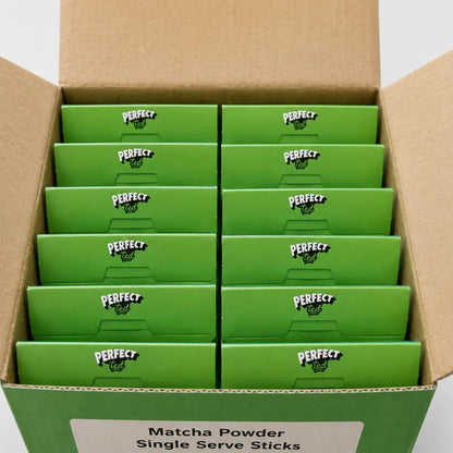 PerfectTed Matcha Single Serve Sticks – karton zbiorczy B2B zawierający 12 opakowań saszetek matchy na białym tle
