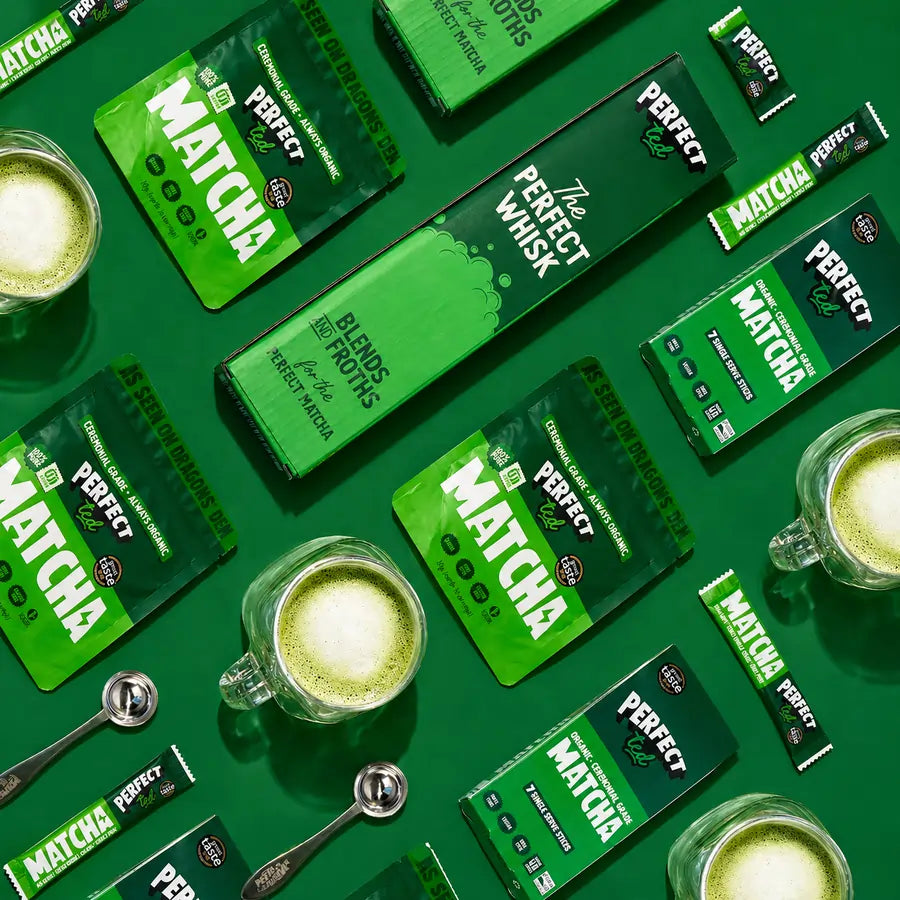 PerfectTed Matcha i akcesoria – flatlay zestawu produktów matcha, saszetek, whiska i gotowych napojów matcha latte na zielonym tle