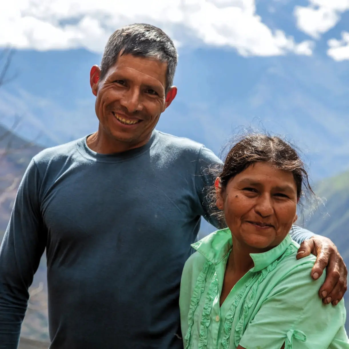Producenci kawy specialty Peru Tiburcio Alarcon na tle plantacji i gór Peru