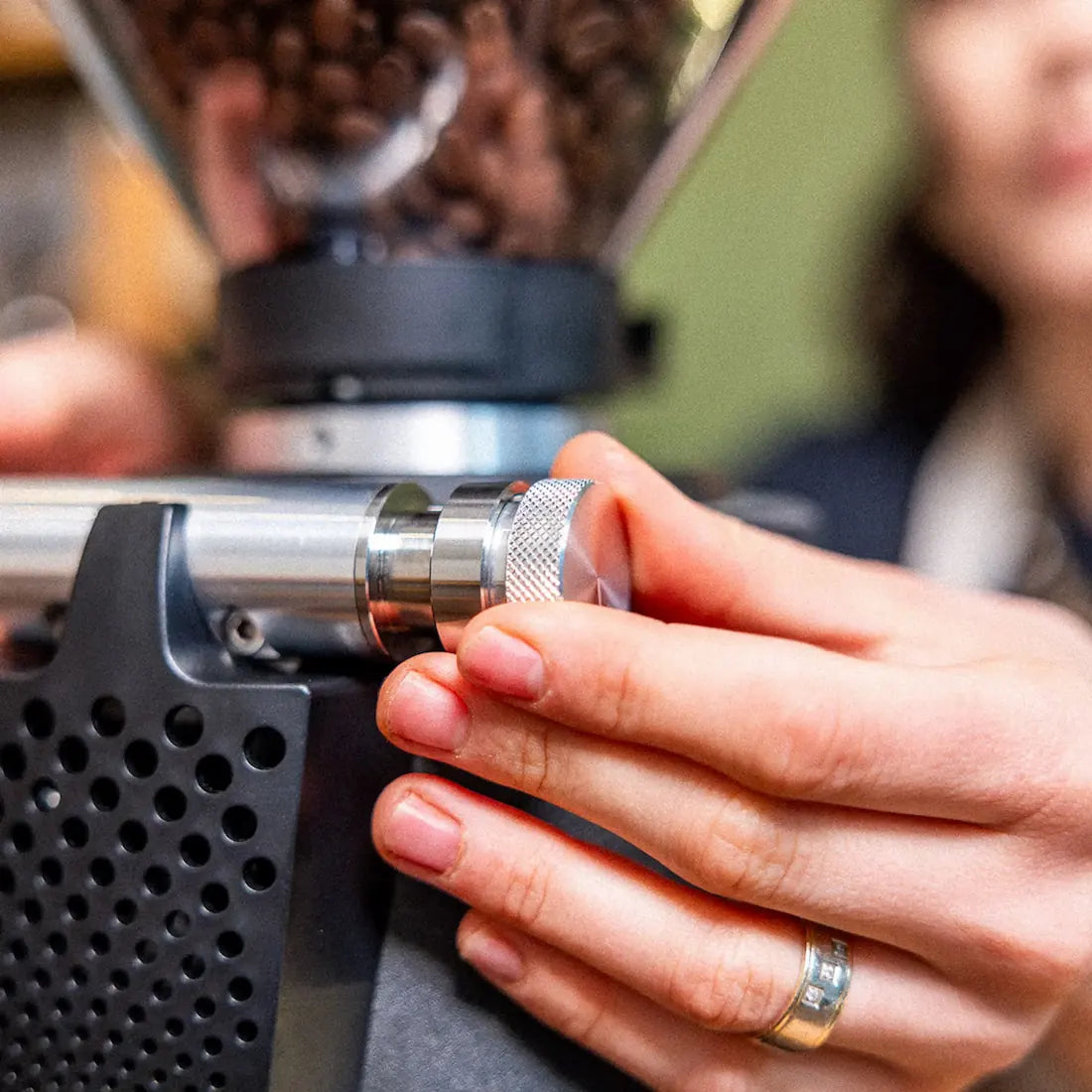 Serwis i regulacja profesjonalnego młynka do kawy dla kawiarni i gastronomii – JAVA Coffee B2B