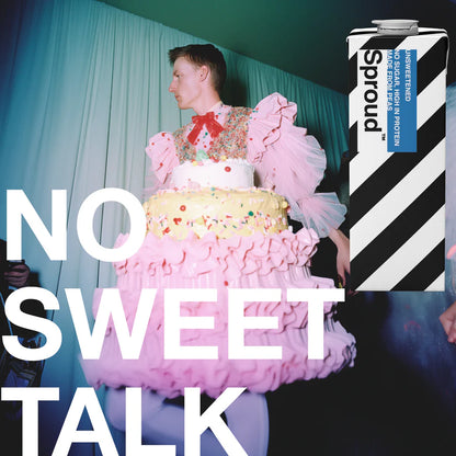 Kreatywna kampania Sproud z hasłem „No Sweet Talk” – karton napoju roślinnego Sproud Unsweetened obok kolorowej stylizacji i tortu, produkt bez cukru, bogaty w białko.