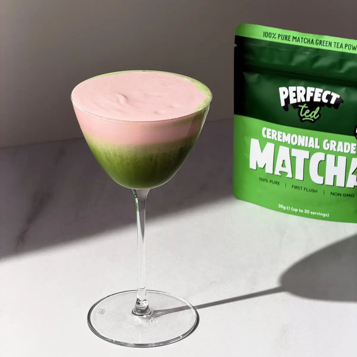 Strawberry Matcha Latte z PerfectTed – warstwowy napój z ceremonialną matchą i truskawkową pianką, podany na zimno