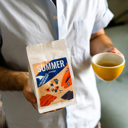 Paczka Summer Espresso JAVA Coffee Roasters prezentowana z filiżanką espresso – kawa specialty do kawiarni, biur i gastronomii