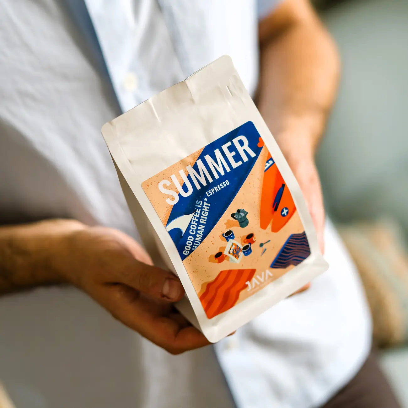 Paczka Summer Espresso od JAVA Coffee Roasters prezentowana w dłoniach – kawa specialty dla kawiarni, restauracji i biur
