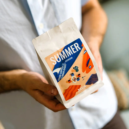 Paczka Summer Espresso od JAVA Coffee Roasters prezentowana w dłoniach – kawa specialty dla kawiarni, restauracji i biur