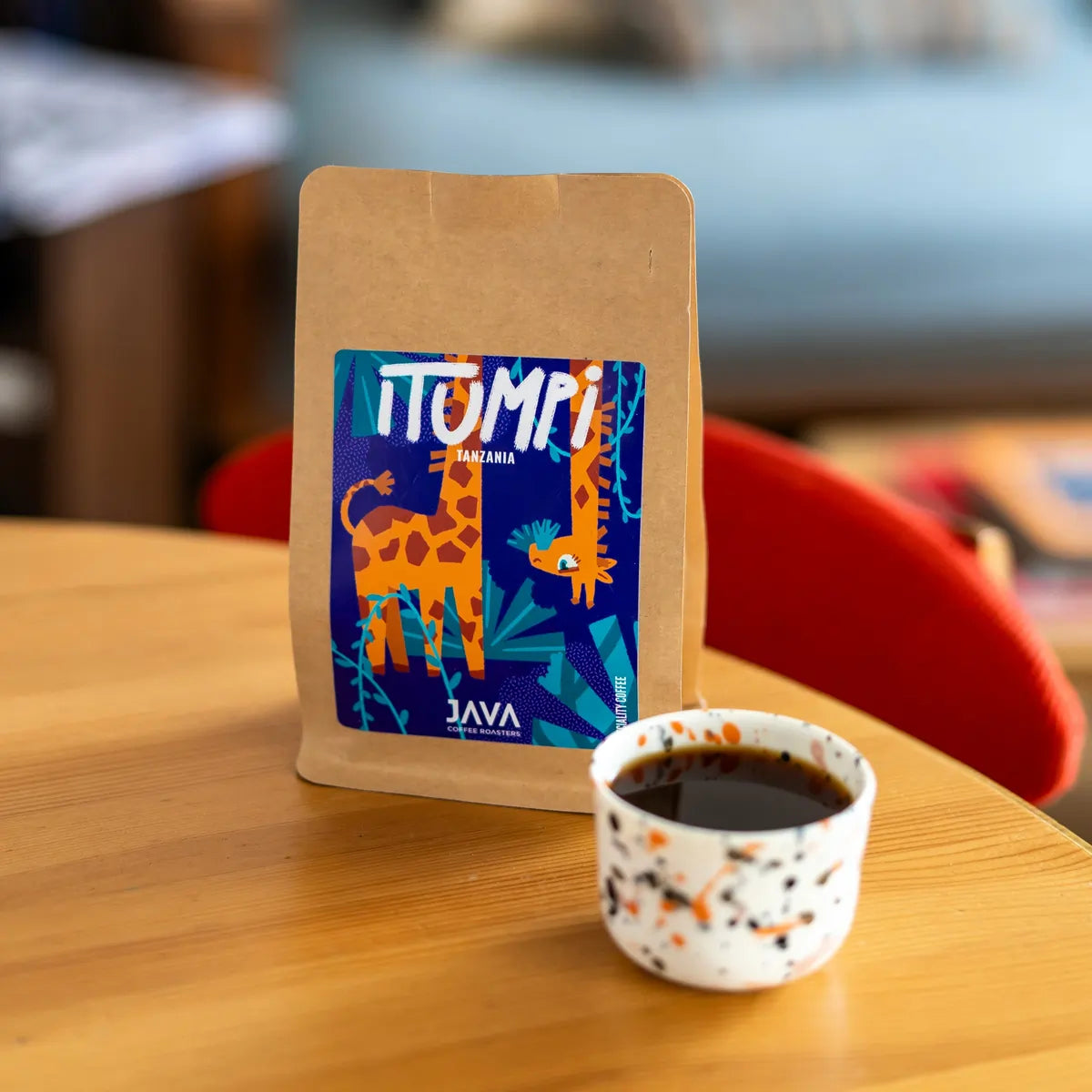 Tanzania Itumpi Washed Omniroast JAVA Coffee – kawa specialty w opakowaniu z filiżanką świeżo zaparzonej kawy w kawiarni, oferta dla gastronomii, biur i sektora HoReCa B2B