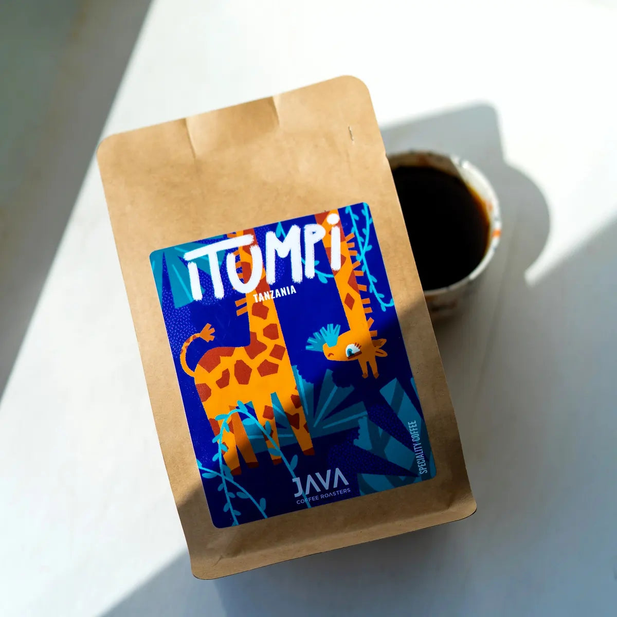 Tanzania Itumpi Washed JAVA Coffee – kawa specialty w opakowaniu z filiżanką świeżo zaparzonej kawy, oferta dla gastronomii, biur i kawiarni B2B