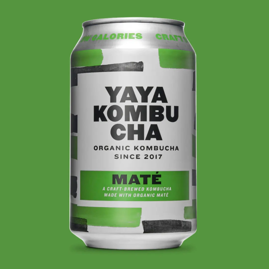 Puszka YAYA Kombucha Maté na zielonym tle – organiczna kombucha z yerba mate, niskokaloryczna i bezalkoholowa.