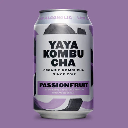Puszka YAYA Kombucha Passionfruit na fioletowym tle – organiczna kombucha o smaku marakui, niskokaloryczna i bezalkoholowa.