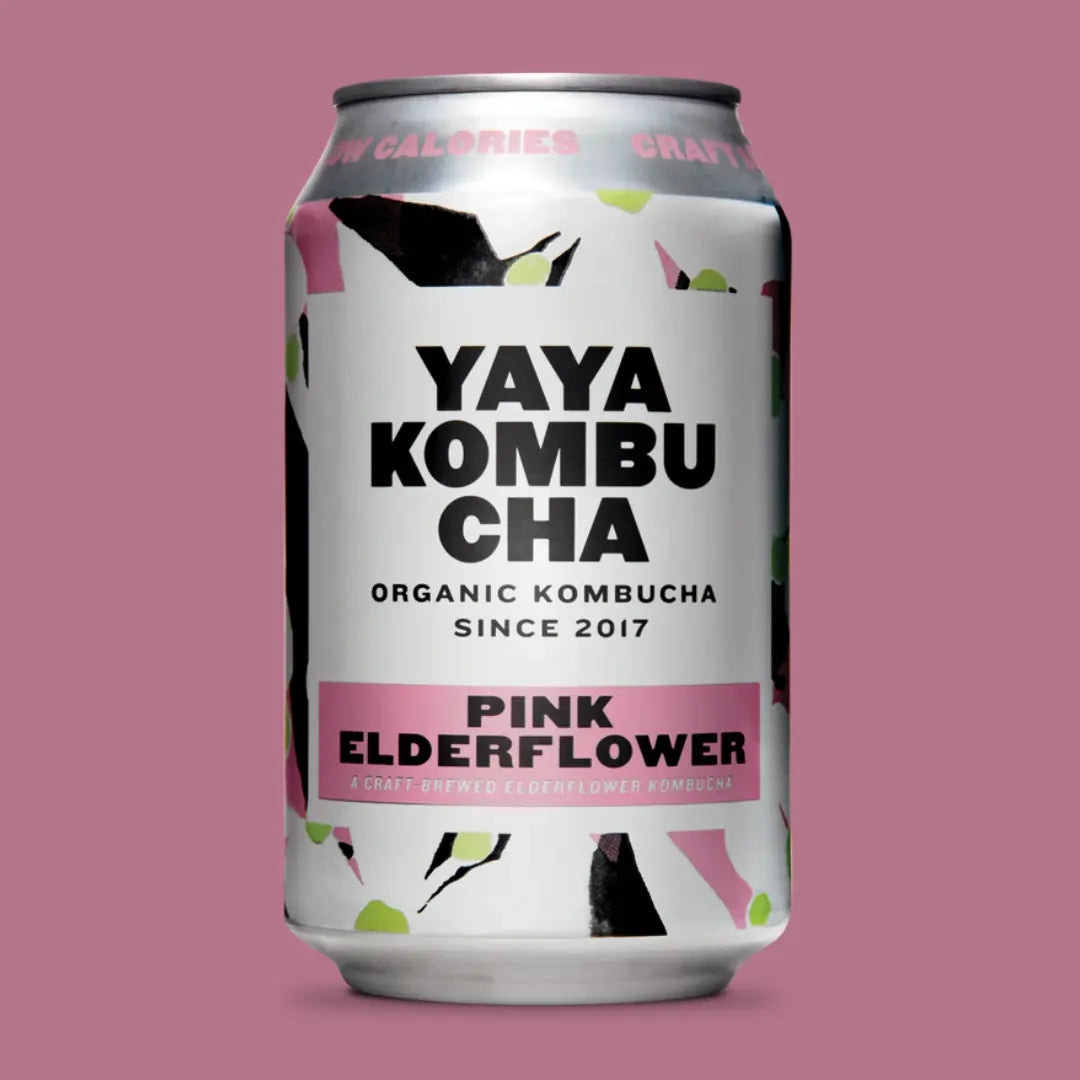  Puszka YAYA Kombucha Pink Elderflower na różowym tle – organiczna kombucha z kwiatem czarnego bzu, niskokaloryczna i rzemieślnicza.