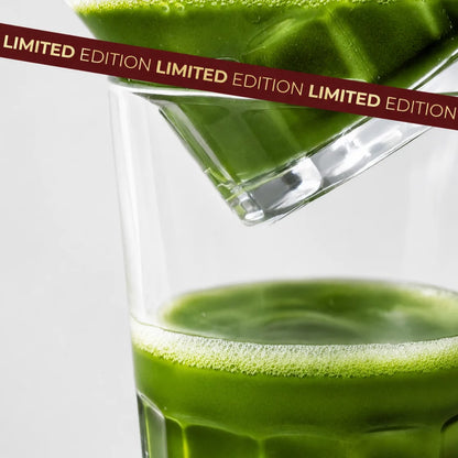YŌKIRO Matcha Superior Limited Edition – przelewanie schłodzonej ceremonialnej matchy do szklanki, intensywnie zielony napój z delikatną pianką i kostkami lodu, premium iced matcha.