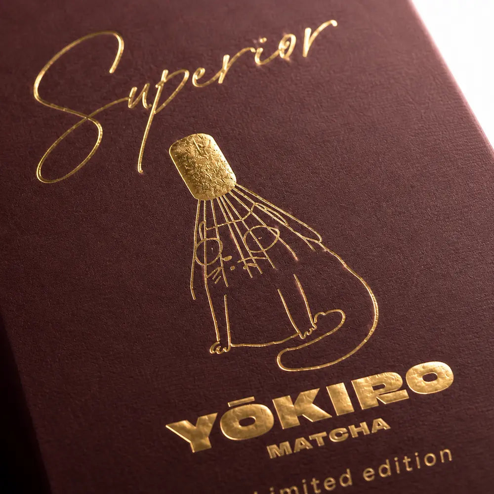 Makrofotografia opakowania YŌKIRO Matcha Superior Limited Edition z aksamitnym matowym wykończeniem soft touch oraz złotym tłoczeniem, ukazująca premium jakość materiałów i detale opakowania.