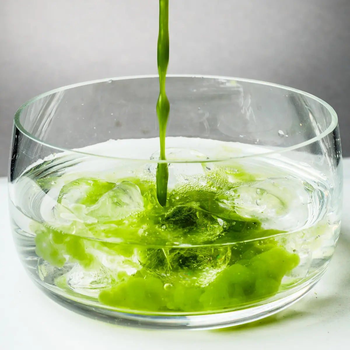 Przygotowanie YŌKIRO Matcha Superior – ceremonialna matcha wlewana do szklanego naczynia z kostkami lodu, intensywnie zielony napój o aksamitnej konsystencji, idealny do iced matcha.